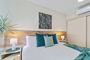 2 bedrooms, desk, iron/ironing board, travel cot - Stylish Lakeside Apartment w/ Spa Bath & Pool View (Cairns North)
