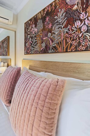 2 bedrooms, desk, iron/ironing board, travel cot - Stylish Lakeside Apartment w/ Spa Bath & Pool View (Cairns North)