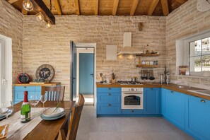 Kühlschrank, Ofen, Geschirrspüler, Wasserkocher mit Kaffee-/Teezubehör