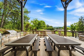 Outdoor dining - Grand Forge Lodge - 16 Bedrooms in the MIDDLE of Pigeon Forge! Loaded! (Pigeon Forge)