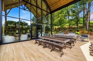 Outdoor dining - Grand Forge Lodge - 16 Bedrooms in the MIDDLE of Pigeon Forge! Loaded! (Pigeon Forge)