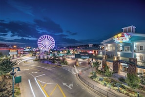 Exterior - Grand Forge Lodge - 16 Bedrooms in the MIDDLE of Pigeon Forge! Loaded! (Pigeon Forge)