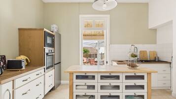 Een koelkast, een microgolfoven, een oven, een vaatwasser