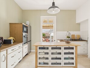 Frigorífico, microondas, horno y lavavajillas