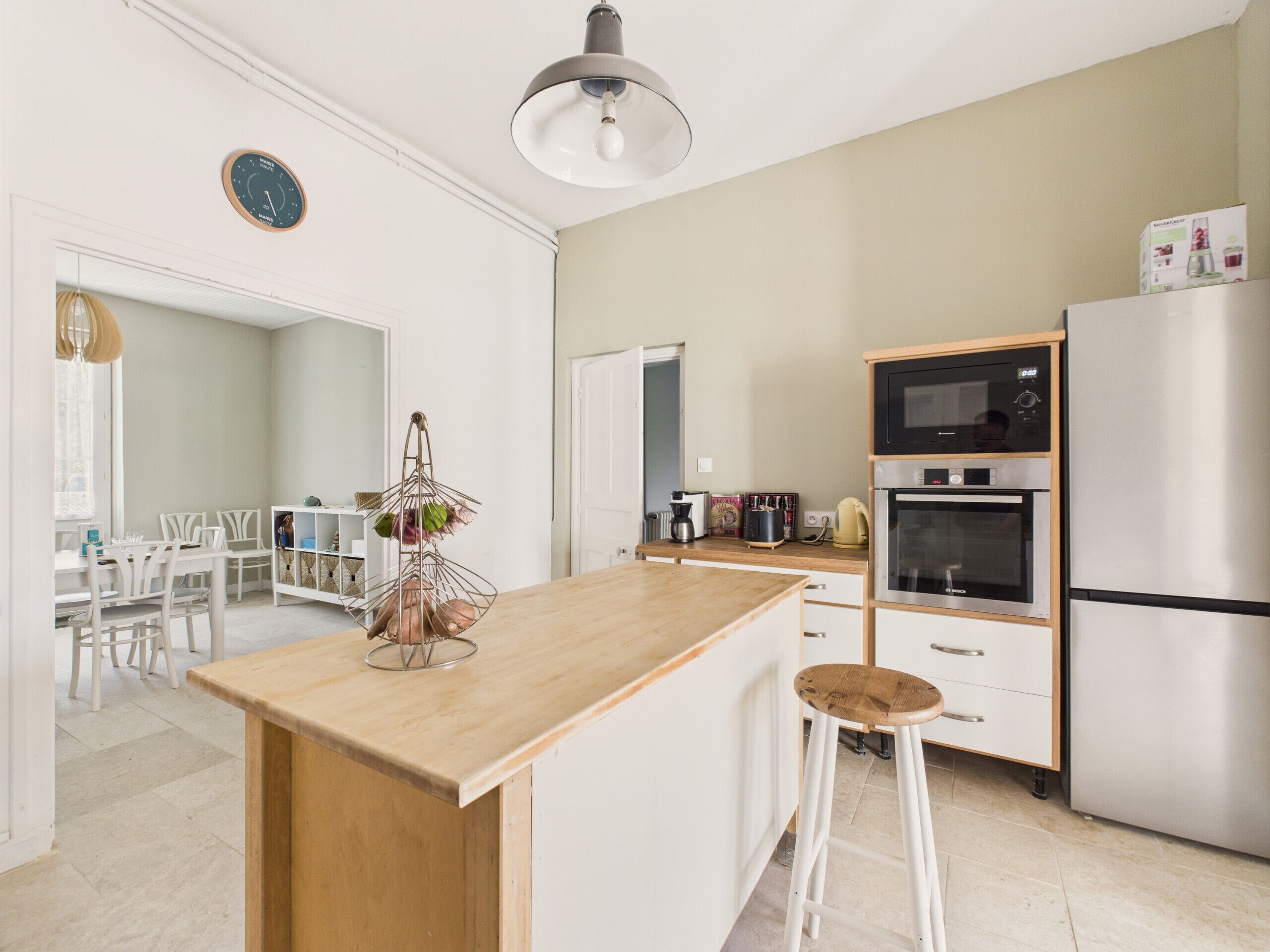 Een koelkast, een microgolfoven, een oven, een vaatwasser