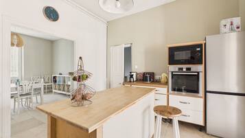 Een koelkast, een microgolfoven, een oven, een vaatwasser