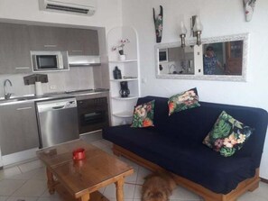 TV - Sea view flat next to the beach Av 84 (ROSES)