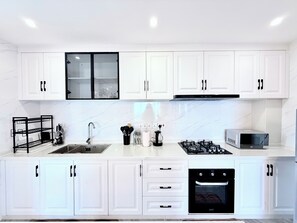 Private kitchen - Luxurious 3-Bedroom Apartment |Balcony | Pool &Gym (Nairobi)