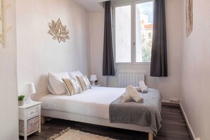 1 habitación, tabla de planchar con plancha y ropa de cama