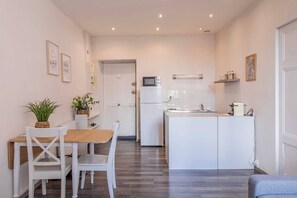 Refrigerador, microondas, placa de cocina, cafetera/tetera
