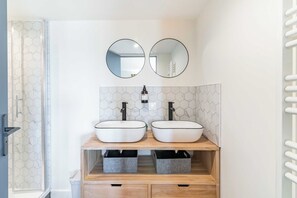 Apartemen | Kamar mandi | Pengering rambut dan handuk