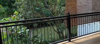 Kandy Bloomstay is a warm, hillside retreat just 10 min walk from Kandy city.