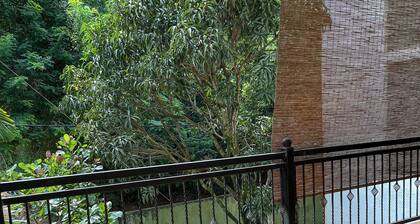Kandy Bloomstay is a warm, hillside retreat just 10 min walk from Kandy city.
