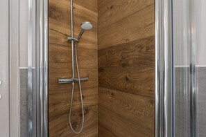 Dusche, Haartrockner, Bidet, Handtücher