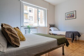 Fer et planche à repasser, Wi-Fi gratuit, draps fournis