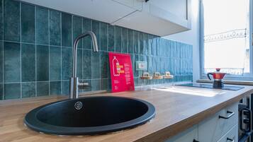 Frigorifero, microonde, macchina per tè/caffè, bollitore elettrico