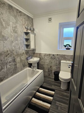 Haartrockner, Handtücher, Toilettenpapier