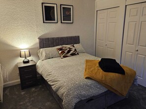 2 chambres, fer et planche à repasser, Wi-Fi, draps fournis