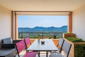 Outdoor dining - Apt MEDICIS – Sea View, Terrace & Pool (Mandelieu-la-Napoule)