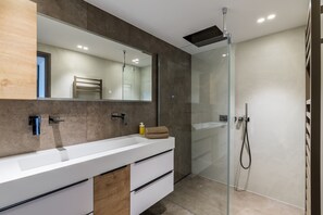 Shower, towels - Apt MEDICIS – Sea View, Terrace & Pool (Mandelieu-la-Napoule)