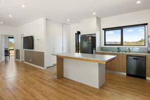 Een koelkast, een microgolfoven, een oven, een kookplaat