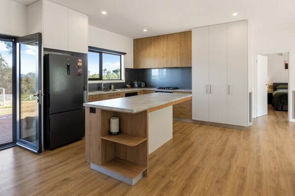 Frigorífico, microondas, horno y placa de cocina