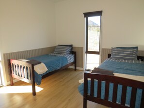 4 bedrooms, iron/ironing board, WiFi, bed sheets