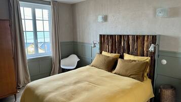 1 dormitorio, tabla de planchar con plancha, wifi y ropa de cama