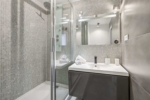 Bruser, hårtørrer, håndklæder, Sæbe