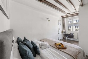 2 camere, una scrivania, ferro/asse da stiro, culla da viaggio