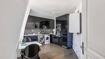 Een koelkast, een microgolfoven, een oven, een kookplaat