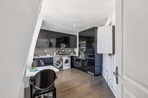 Køleskab, mikrobølgeovn, ovn, kogeplade