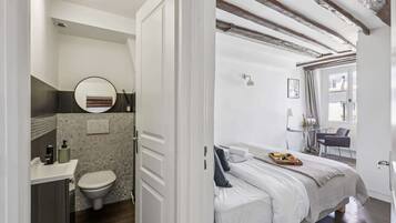 2 slaapkamers, een bureau, een strijkplank/strijkijzer, reisbedje