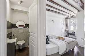 2 chambres, bureau, fer et planche à repasser, lit parapluie
