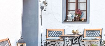 Nice apartment in villa for 4 people with WIFI, pool, TV and pets allowed