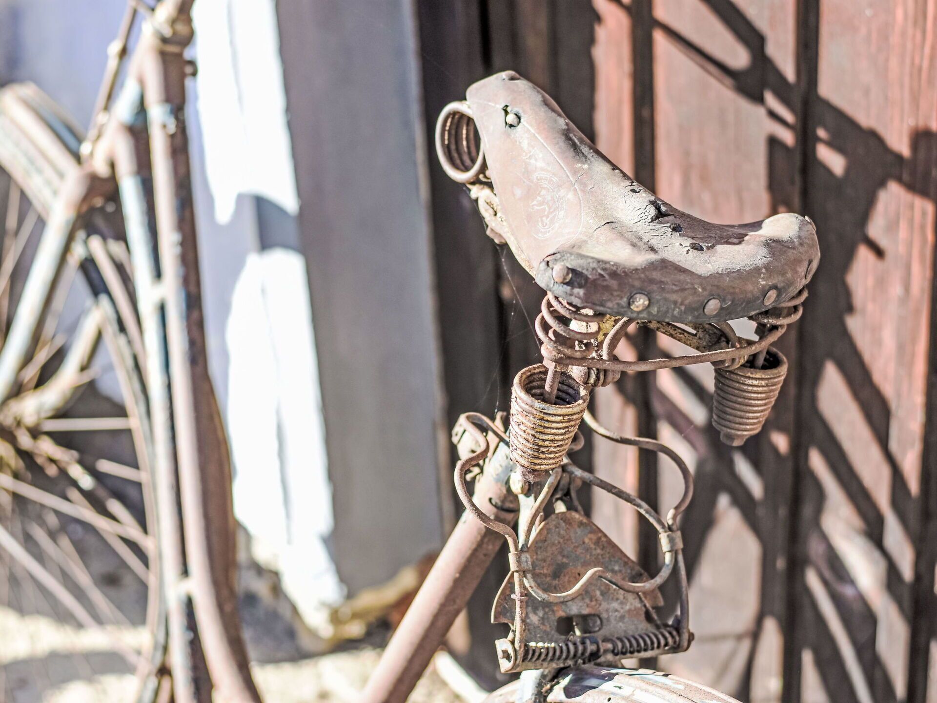 Una bicicletta con un sellino e un manubrio dal design meccanico particolare.