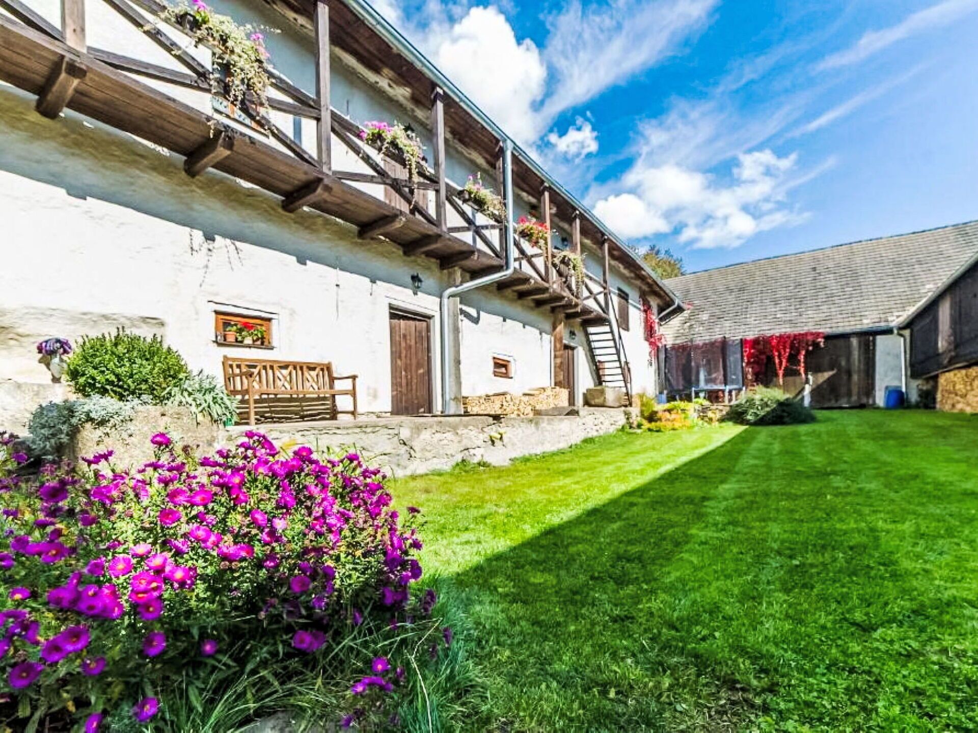 Ground, Hütte, Garten, Garten, Rasen, Bauernhaus, Wiese, Hinterhof, Landscaping, Estate