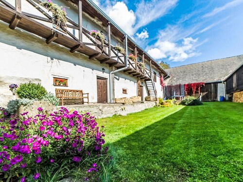 Beautiful apartment in villa for 3 people with pool, WIFI, TV and pets allowed