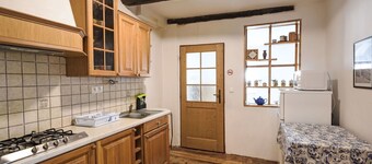 Cosy apartment in villa for 10 people with WIFI, pool, TV, pets allowed and parking