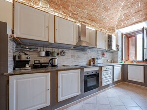 Een microgolfoven, een oven, een vaatwasser