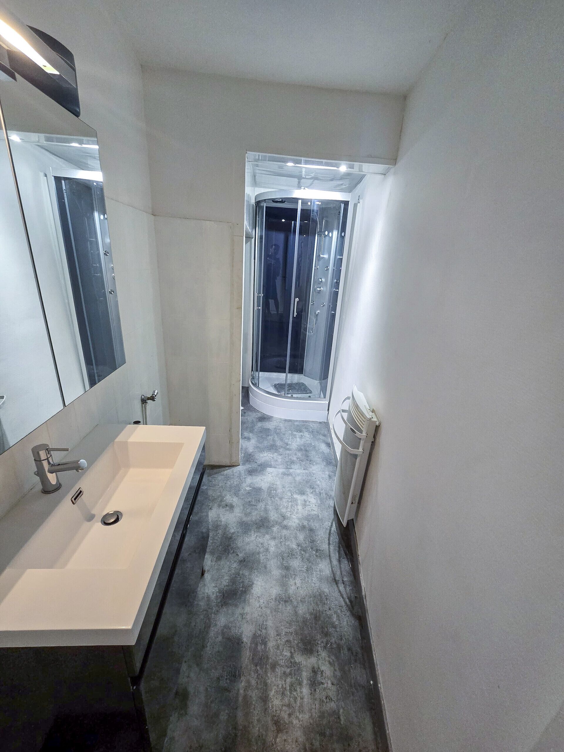 Een douche, een haardroger, handdoeken