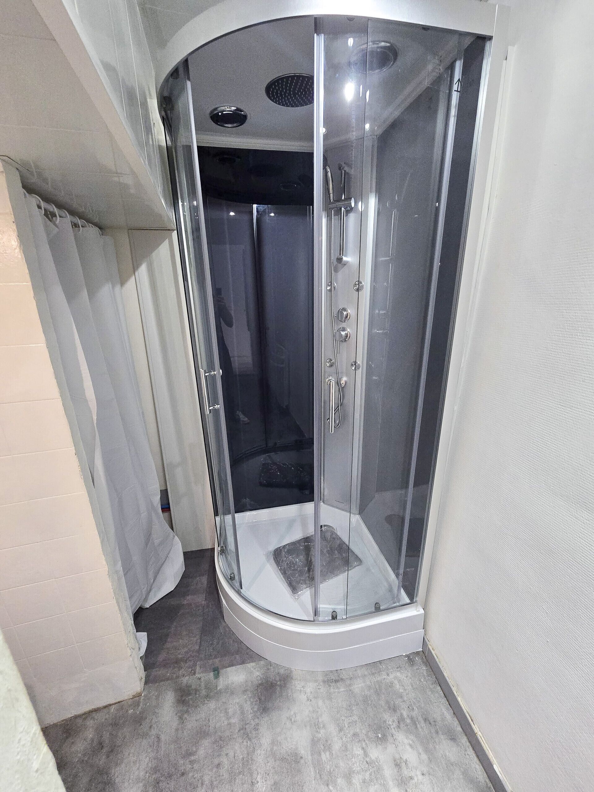 Een douche, een haardroger, handdoeken