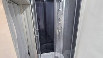 Ducha, secador de pelo y toallas