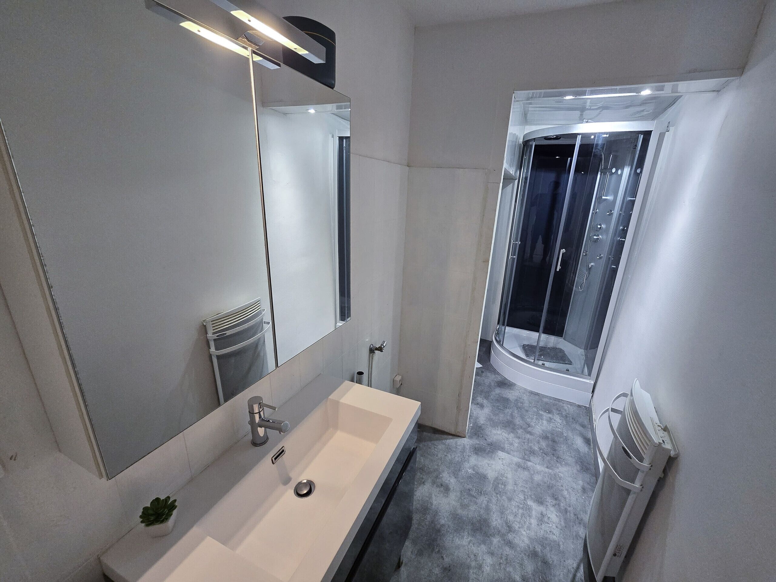 Een douche, een haardroger, handdoeken