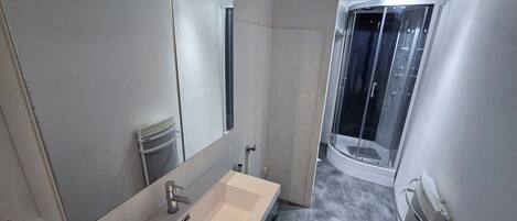 Douche, séchoir à cheveux, serviettes fournies