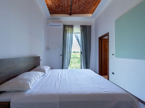 2 bedrooms, travel crib, free WiFi