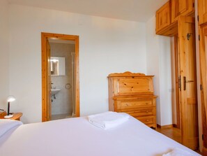 2 bedrooms, travel cot, free WiFi
