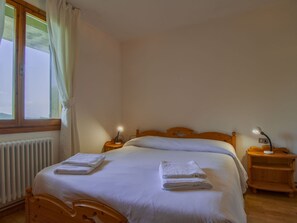 Travel cot, free WiFi