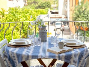 Unclassified image, 2 of 25, button