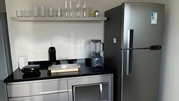 Vila Desain | Dapur pribadi | Lemari es besar, microwave, dan peralatan masak/sendok-piring